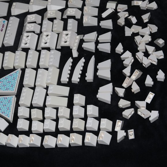 WHITE LEGO ROOF SLOPE BULK LOT - 244 PCS - Picture 10 of 11